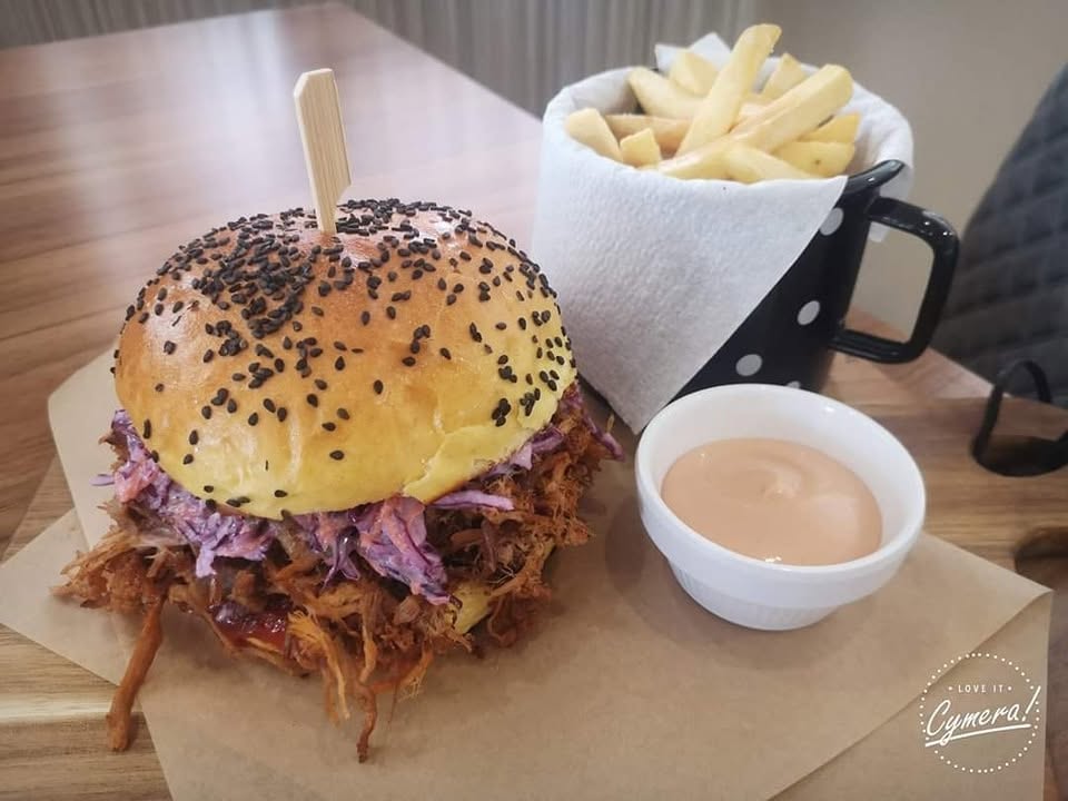 Burger s pomfrijem in omako